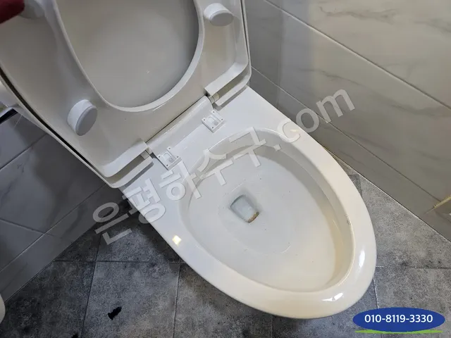 양변기 안쪽 배수구를 가까이 본 모습