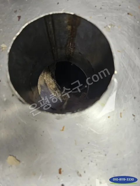 스테인리스 배수관 안쪽 벽에 남은 기름때